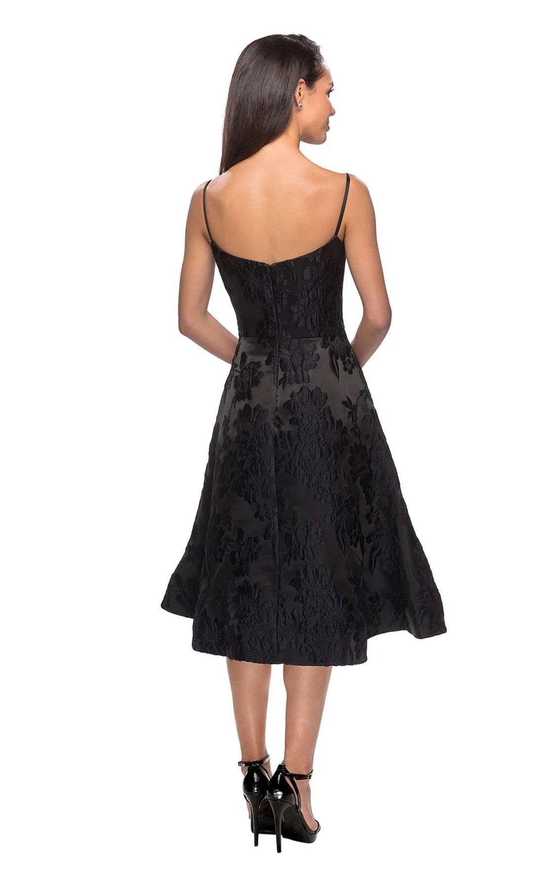 Camicia aderente a trapezio con scollo quadrato e abito da ballo con motivo floreale